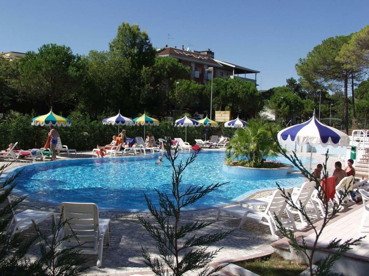 Hotel Ambassador Meuble Lignano Sabbiadoro Exterior foto